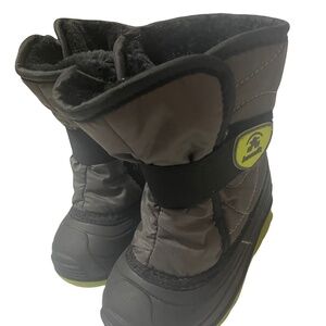 Boy winter boots size 7 kamik